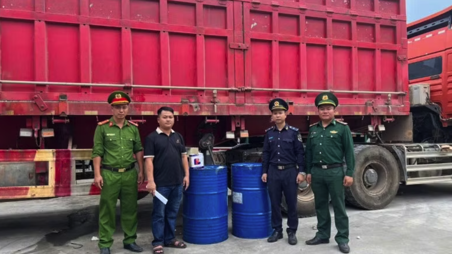 Đối tượng Hoàng Tăng Trọng (thứ 2, từ trái qua) cùng tang vật tại hiện trường.