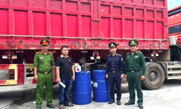 Ngăn chặn vụ vận chuyển trái phép 400 lít dầu diesel qua biên giới