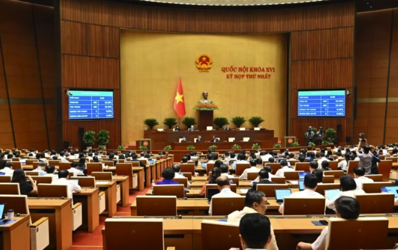 Quốc hội thông qua Nghị quyết về việc ban hành một số quy định về thuế bảo vệ môi trường, thuế giá trị gia tăng, thuế tiêu thụ đặc biệt đối với xăng, dầu và nhiên liệu bay. (Ảnh: THỦY NGUYÊN)