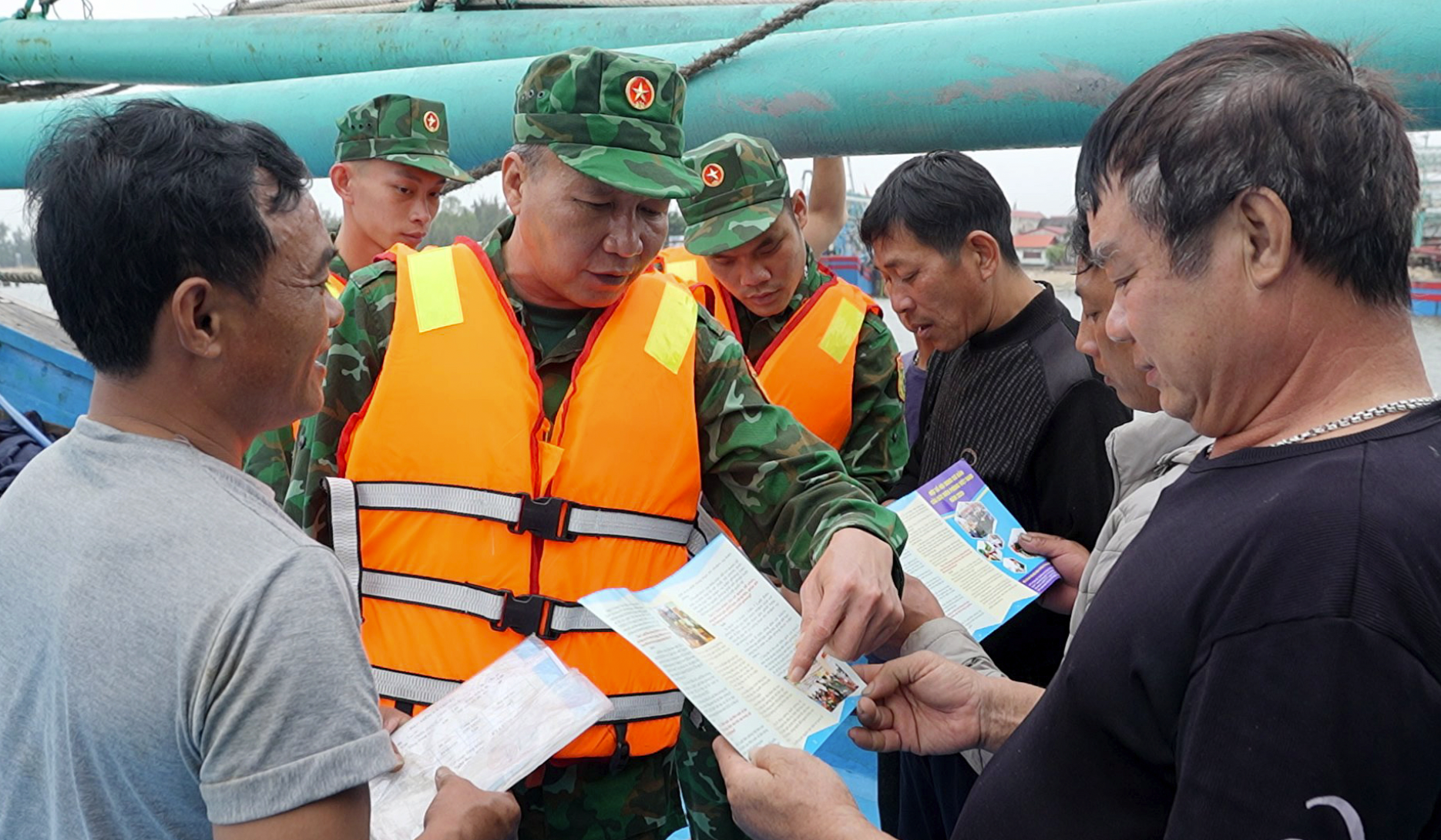 Cán bộ, chiến sĩ Bộ đội Biên phòng tỉnh đẩy mạnh tuyên truyền cho ngư dân về phòng, chống khai thác IUU- Ảnh: T.L