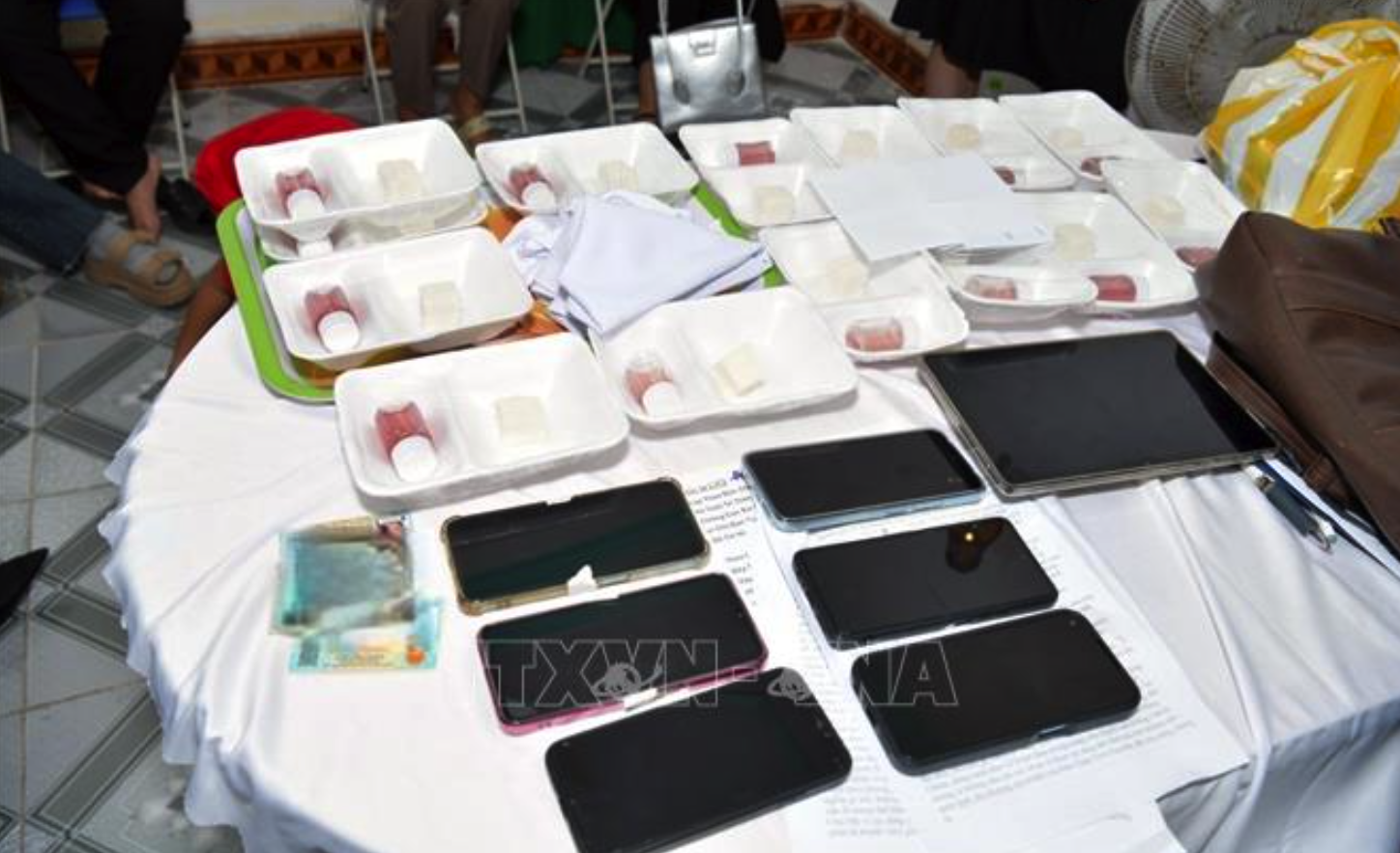 Nhiều tang vật, tài liệu liên quan đến hoạt động của các đối tượng trong hội nhóm “Hội thánh của Đức Chúa Trời Mẹ” bị thu giữ. Ảnh: TTXVN phát