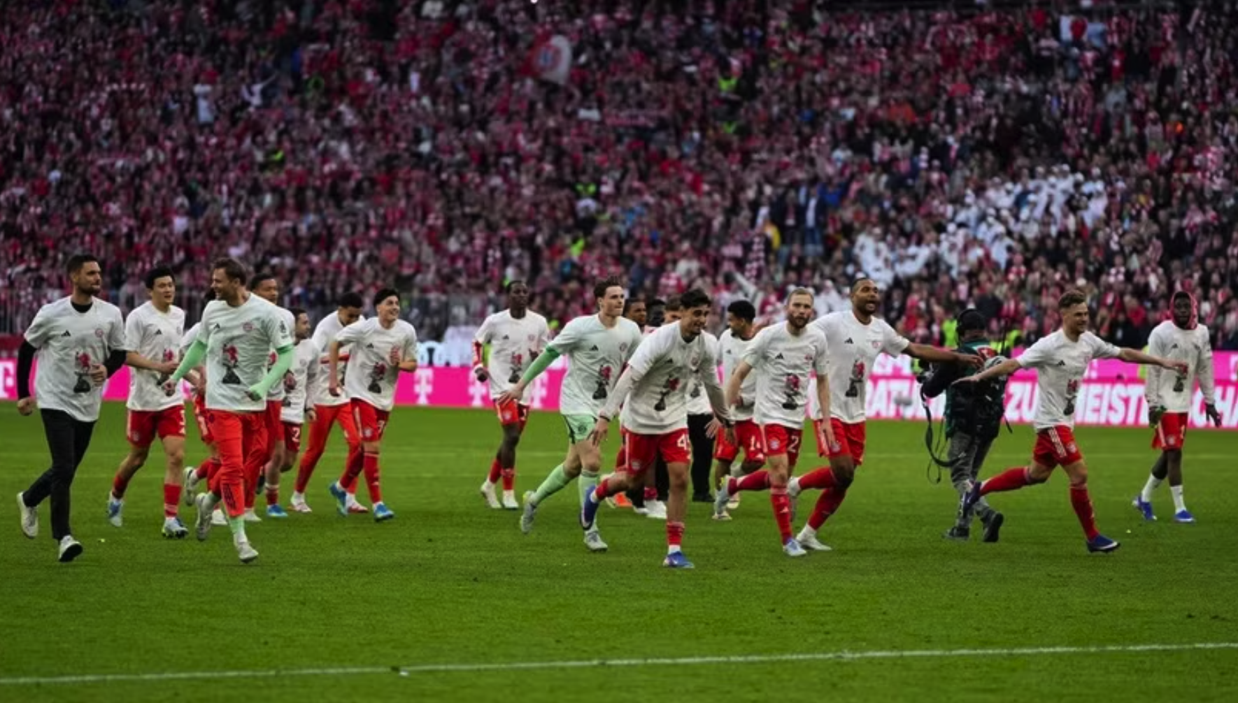 Bayern Munich ăn mừng sau khi vô địch Bundesliga sớm 4 vòng đấu.