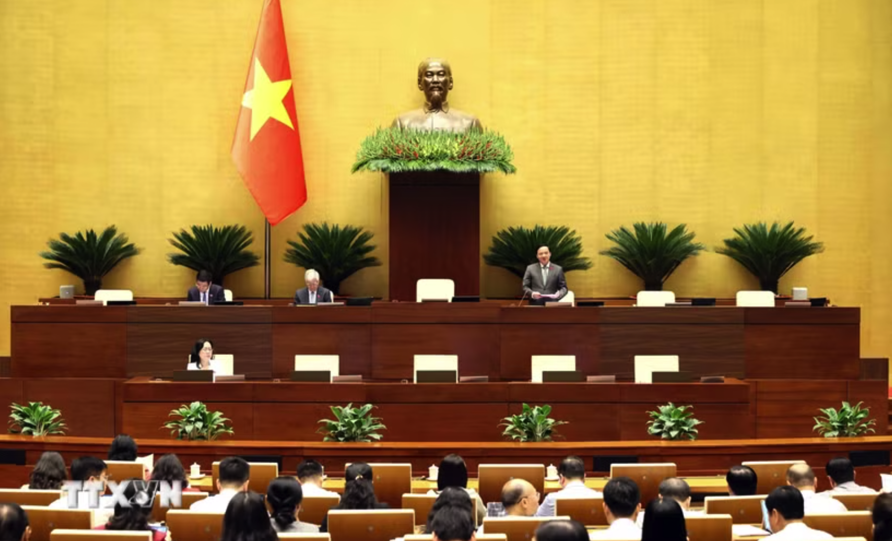 Hôm nay (21/4), Quốc hội khóa XVI tiếp tục ngày làm việc thứ hai, đợt 2 kỳ họp thứ nhất, bàn về kế công tác thực hành tiết kiệm, chống lãng phí và dự kiến Chương trình giám sát của Quốc hội năm 2027.