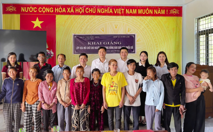 Lớp học xóa mù chữ cho phụ nữ Mã Liềng