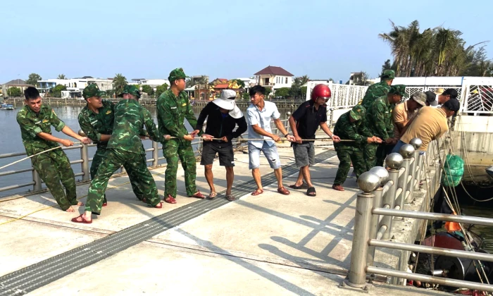 Xã Cửa Việt: Cứu hộ thành công 1 tàu cá bị chìm