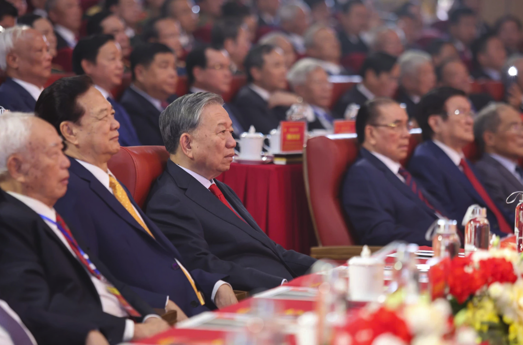 Đồng chí Tô Lâm, Tổng Bí thư, Chủ tịch nước cùng các đồng chí lãnh đạo, nguyên lãnh đạo Đảng, Nhà nước tham dự lễ kỷ niệm - Ảnh: Q.V