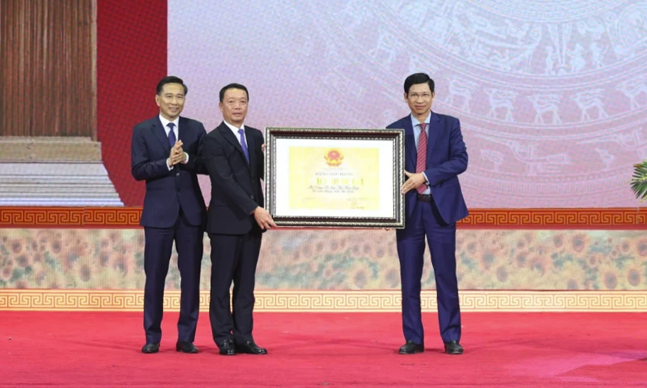 Đại diện lãnh đạo Bộ Văn hóa, Thể thao và Du lịch trao bằng xếp hạng Di tích lịch sử cấp Quốc gia đối với Khu mộ Tổng Bí thư Hà Huy Tập - Ảnh: Q.V