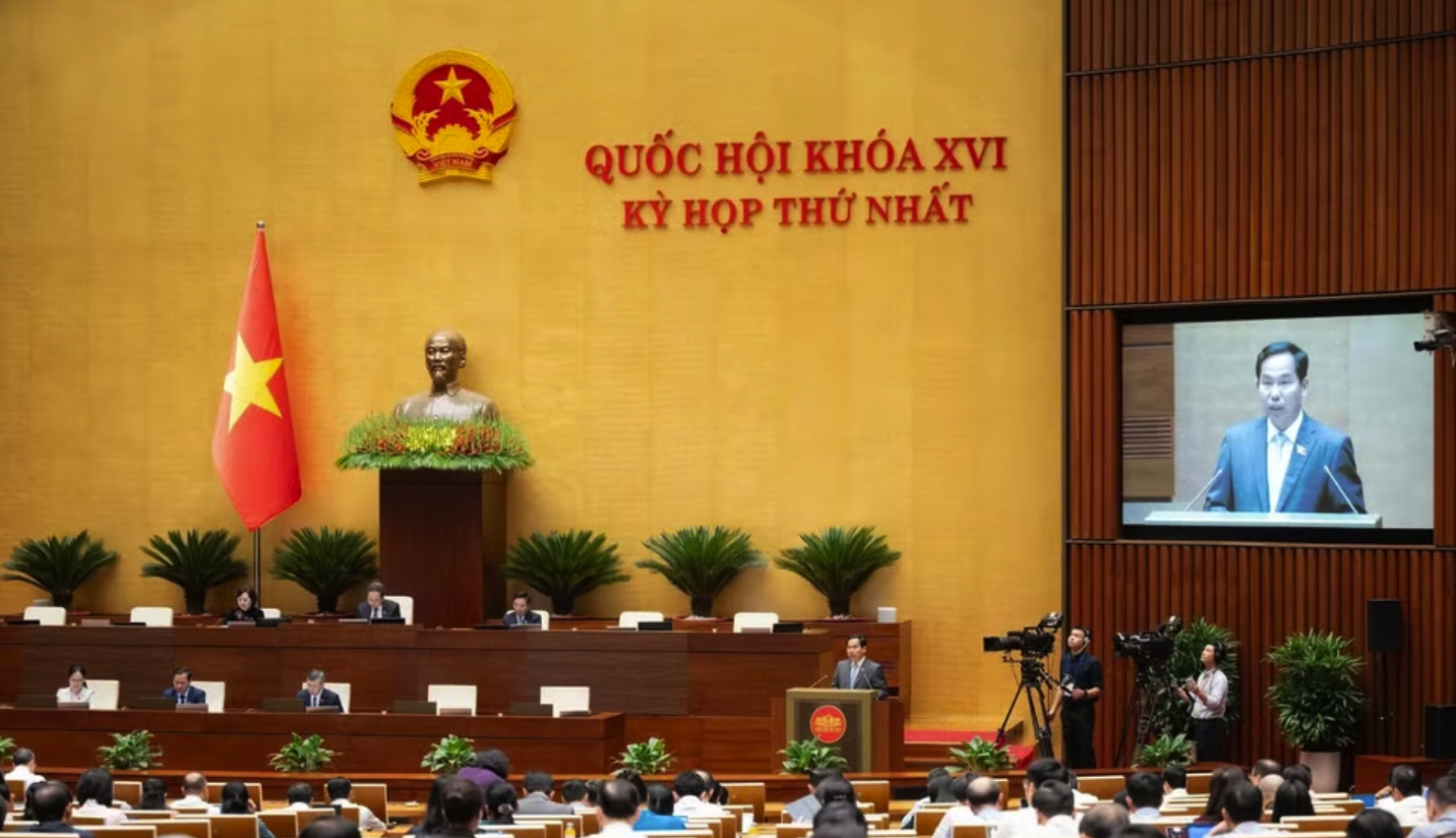 Tổng thư ký Quốc hội, Chủ nhiệm Văn phòng Quốc hội Lê Quang Mạnh trình bày Tờ trình về việc bổ sung Chương trình kỳ họp thứ nhất, Quốc hội khóa XVI. (Ảnh: Media Quốc hội)