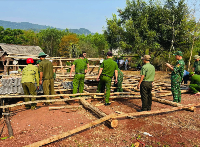 Xã Tà Rụt: Kịp thời hỗ trợ khắc phục nhà dân tốc mái do lốc xoáy