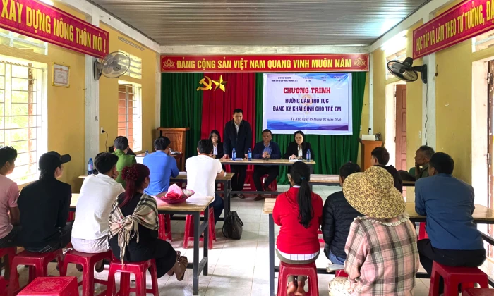 Hỗ trợ đăng ký khai sinh cho trẻ em ở vùng biên giới