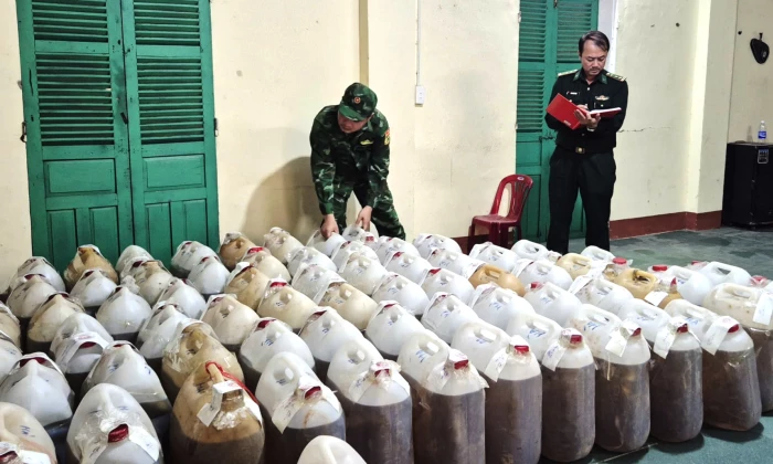 Tăng cường kiểm soát, ngăn chặn buôn lậu xăng dầu tại biên giới Lao Bảo