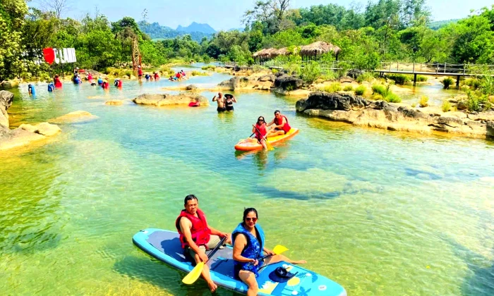 Còi Đá khởi sắc nhờ 'công nghiệp không khói'