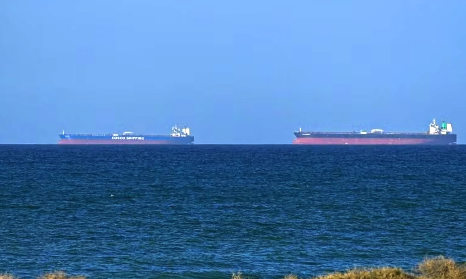 Tàu hàng chờ ở ngoài khơi Oman để di chuyển qua eo biển Hormuz, sau khi Mỹ-Iran đạt thỏa thuận ngừng bắn 2 tuần, ngày 8/4/2026. (Ảnh: Anadolu Agency/TTXVN)