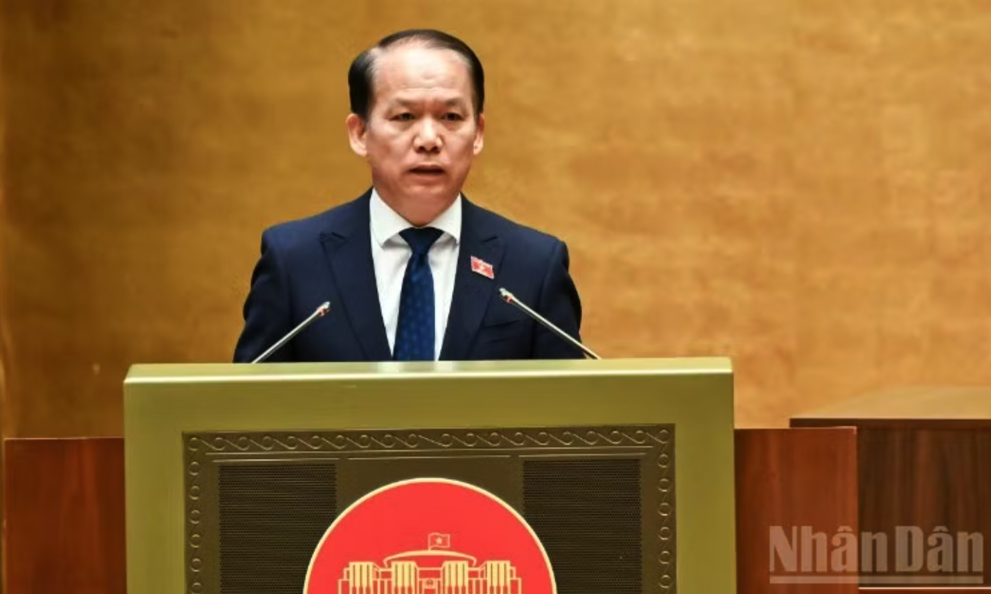 Bộ trưởng Tư pháp Hoàng Thanh Tùng trình bày báo cáo giải trình tiếp thu dự án Luật Hộ tịch (sửa đổi) trước Quốc hội. (Ảnh: DUY LINH)