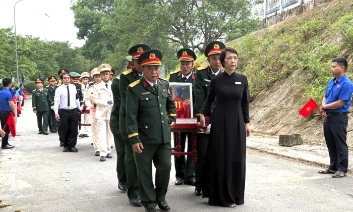 Truy điệu, an táng 8 hài cốt liệt sĩ tại Nghĩa trang liệt sĩ Khe Sanh