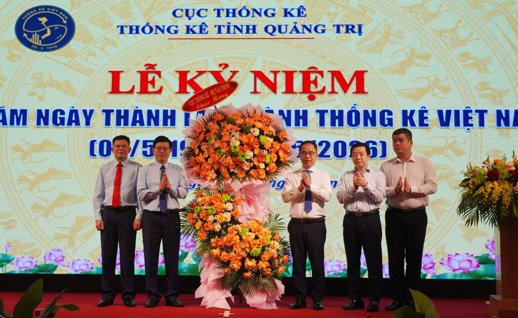 Đại diện lãnh đạo Cục Thống kê tặng hoa chúc mừng ngành Thống kê tỉnh Quảng Trị - Ảnh: X.P