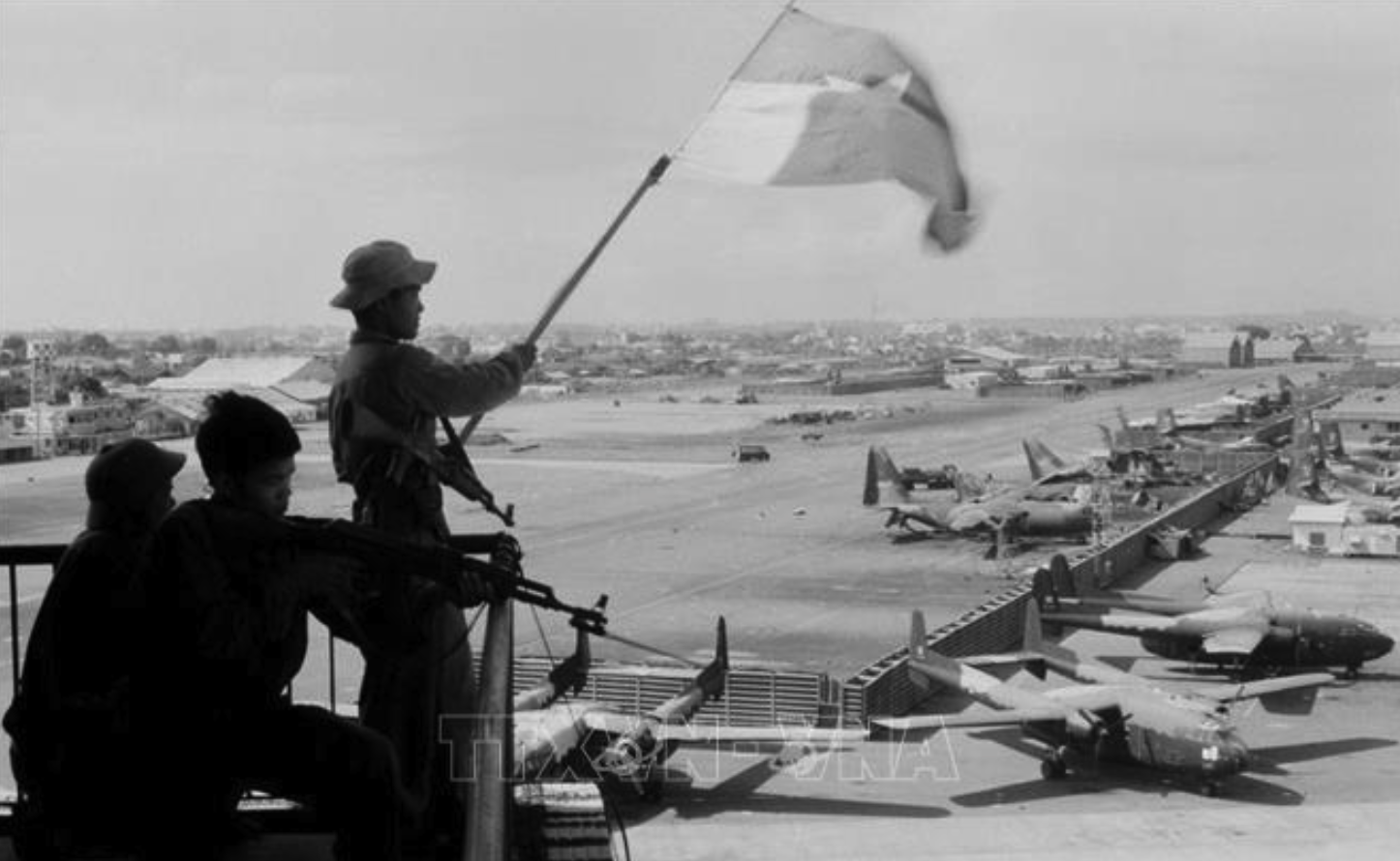 Sáng sớm ngày 30/4/1975, từ khắp các hướng quân đội ta ào ạt tiến vào Sài Gòn. Quân ta nhanh chóng chiếm được Bộ tư lệnh không quân và Bộ tư lệnh sư đoàn dù của địch làm chủ sân bay Tân Sơn Nhất. Trong ảnh: Cờ giải phóng tung bay trên sân bay Tân Sơn Nhất, ngày 30/4/1975. Ảnh: Quang Thành/TTXVN
