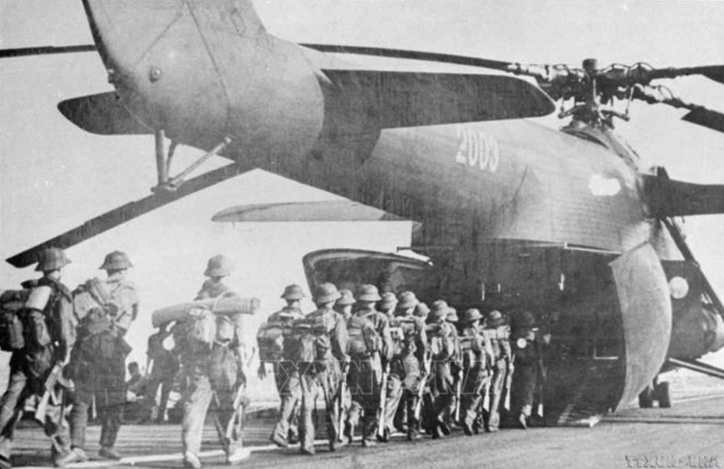 Bộ đội lên máy bay vận tải vào miền Nam tham gia chiến dịch Hồ Chí Minh, giải phóng Sài Gòn (tháng 4/1975). Ảnh: TTXVN