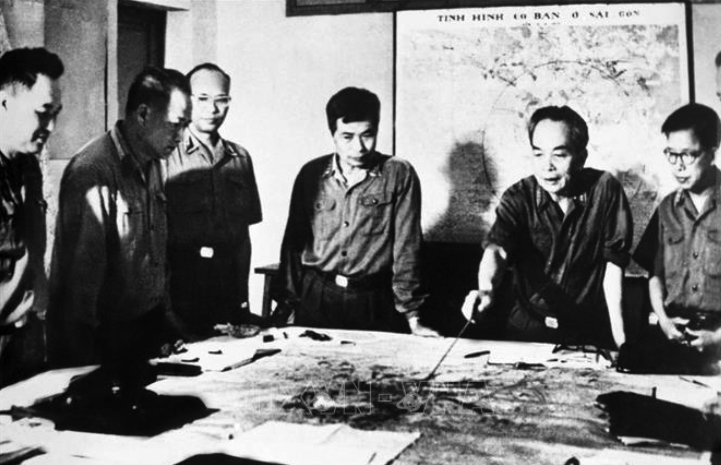 Ngày 14/4/1975, Bộ Chính trị quyết định đặt tên cho Chiến dịch giải phóng Sài Gòn-Gia Định là Chiến dịch Hồ Chí Minh với phương châm “Thần tốc, táo bạo, bất ngờ, chắc thắng”. Trong ảnh: Đại tướng Võ Nguyên Giáp cùng các đồng chí trong Quân ủy Trung ương duyệt phương án tác chiến Chiến dịch Hồ Chí Minh (4/1975). Ảnh: TTXVN