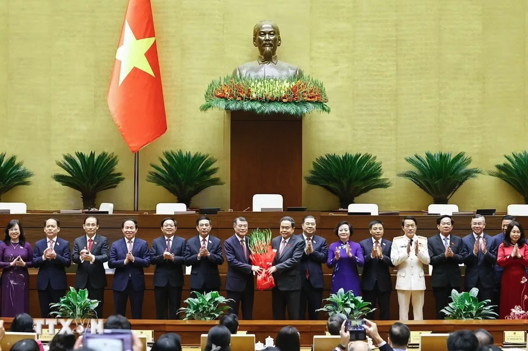 Chủ tịch Quốc hội Trần Thanh Mẫn tặng hoa chúc mừng Thủ tướng, Phó Thủ tướng Chính phủ, Bộ trưởng và thành viên khác của Chính phủ nhiệm kỳ 2026-2031. (Ảnh: Doãn Tấn/TTXVN)