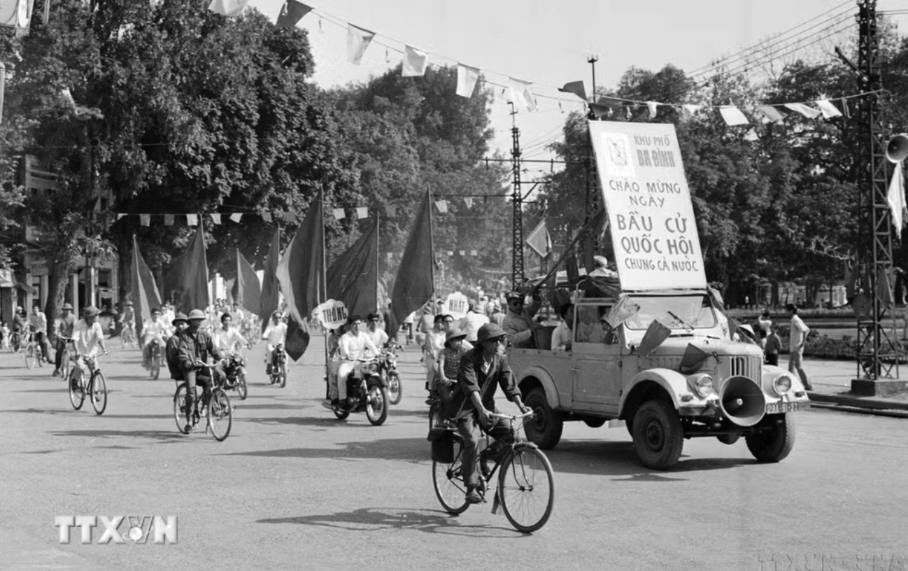 Diễu hành chào mừng Ngày bầu cử Quốc hội thống nhất trên đường phố Hà Nội (24/4/1976). (Ảnh: Ngọc Quán/TTXVN)
