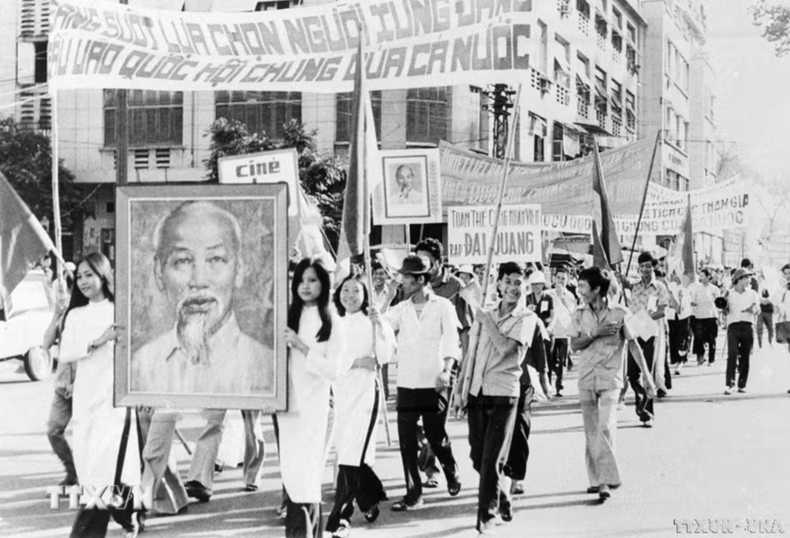 Nhân dân thành phố Hồ Chí Minh míttinh diễu hành chào mừng Ngày bầu cử Quốc hội thống nhất (25/4/1976). (Ảnh: Kim Sơn/TTXVN)