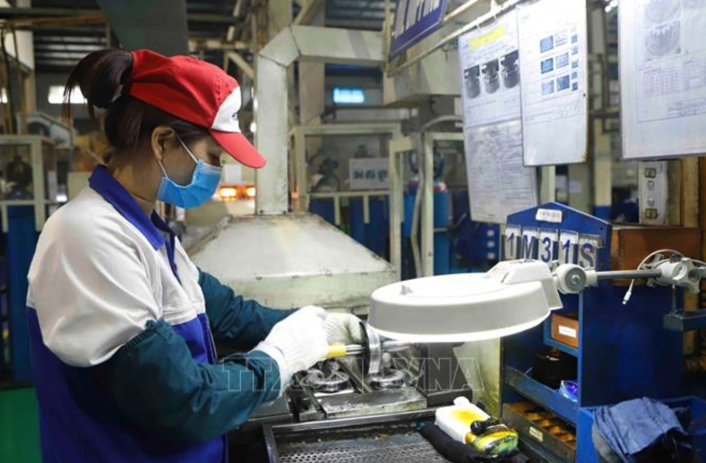 Công nhân sản xuất sản phẩm cơ khí tại Công ty TNHH EXEDY Việt Nam, Khu công nghiệp Khai Quang. Ảnh: Nguyễn Thảo/TTXVN