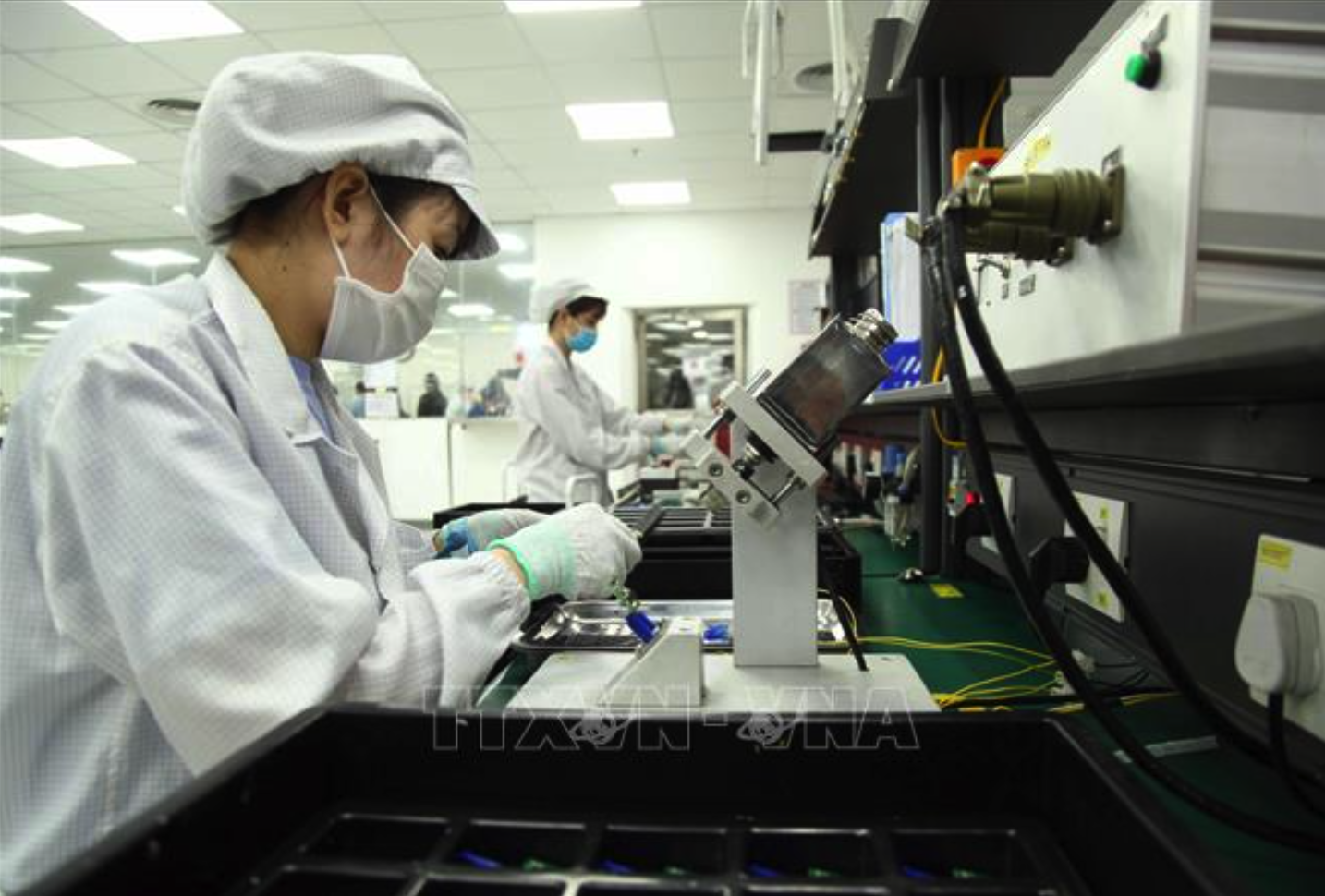 Sản xuất linh kiện điện tử Công ty TNHH Star Engineers Việt Nam, tại khu công nghiệp Bình Xuyên. Ảnh: Nguyễn Thảo/TTXVN