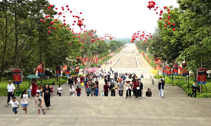 Lên núi Nghĩa Lĩnh một sớm tháng ba…