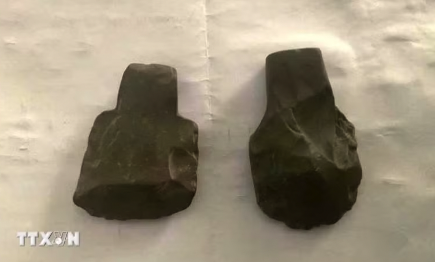 Các rìu đá hàng nghìn năm tuổi được phát hiện trong hang Én ở Vườn Quốc gia Phong Nha-Kẻ Bàng. (Ảnh: TTXVN phát)