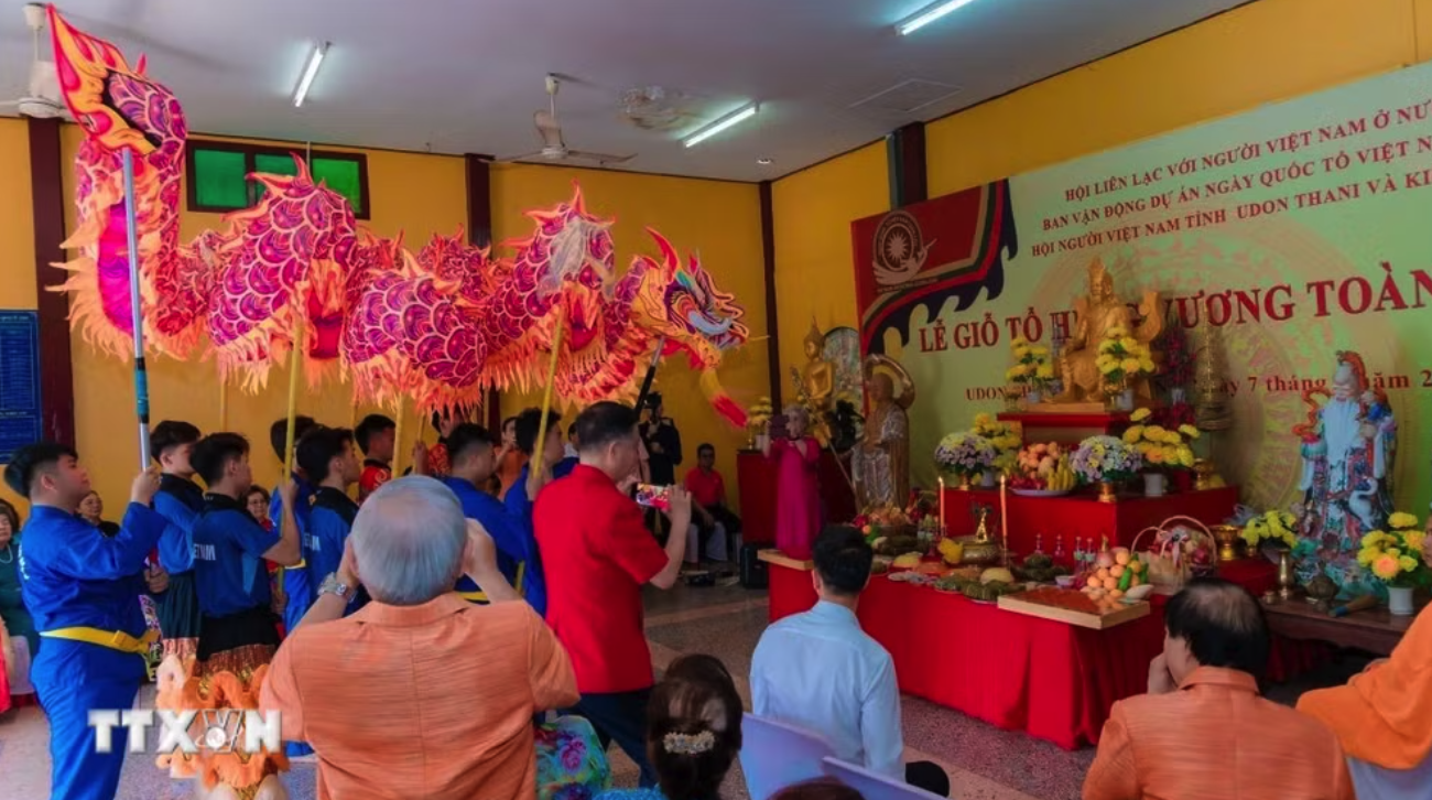 Kiều bào tại Udon Thani dâng hương giỗ Tổ Hùng Vương. (Ảnh: TTXVN phát)