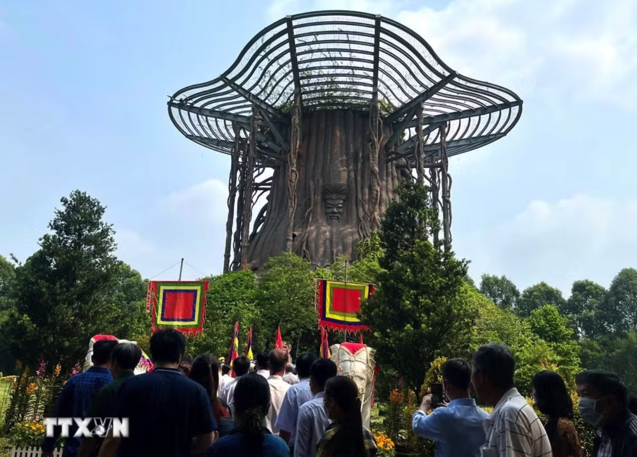 Người dân dâng hương tưởng nhớ các Vua Hùng tại Đền thờ Vua Hùng ở Bình Dương (cũ). (Ảnh: Huyền Trang/TTXVN)