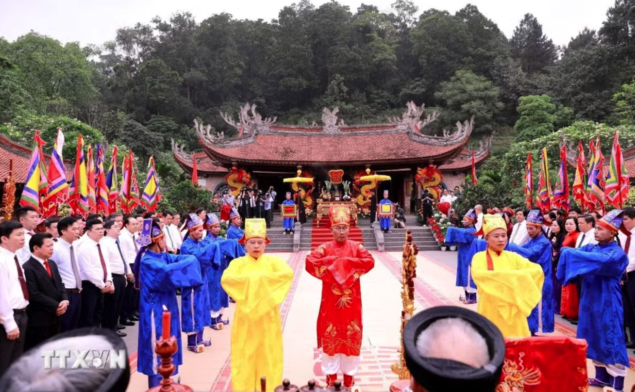 Đội tế xã Hy Cương thực hiện nghi thức tế truyền thống tại Đền thờ Quốc Tổ Lạc Long Quân. (Ảnh: Hoàng Hùng/TTXVN)