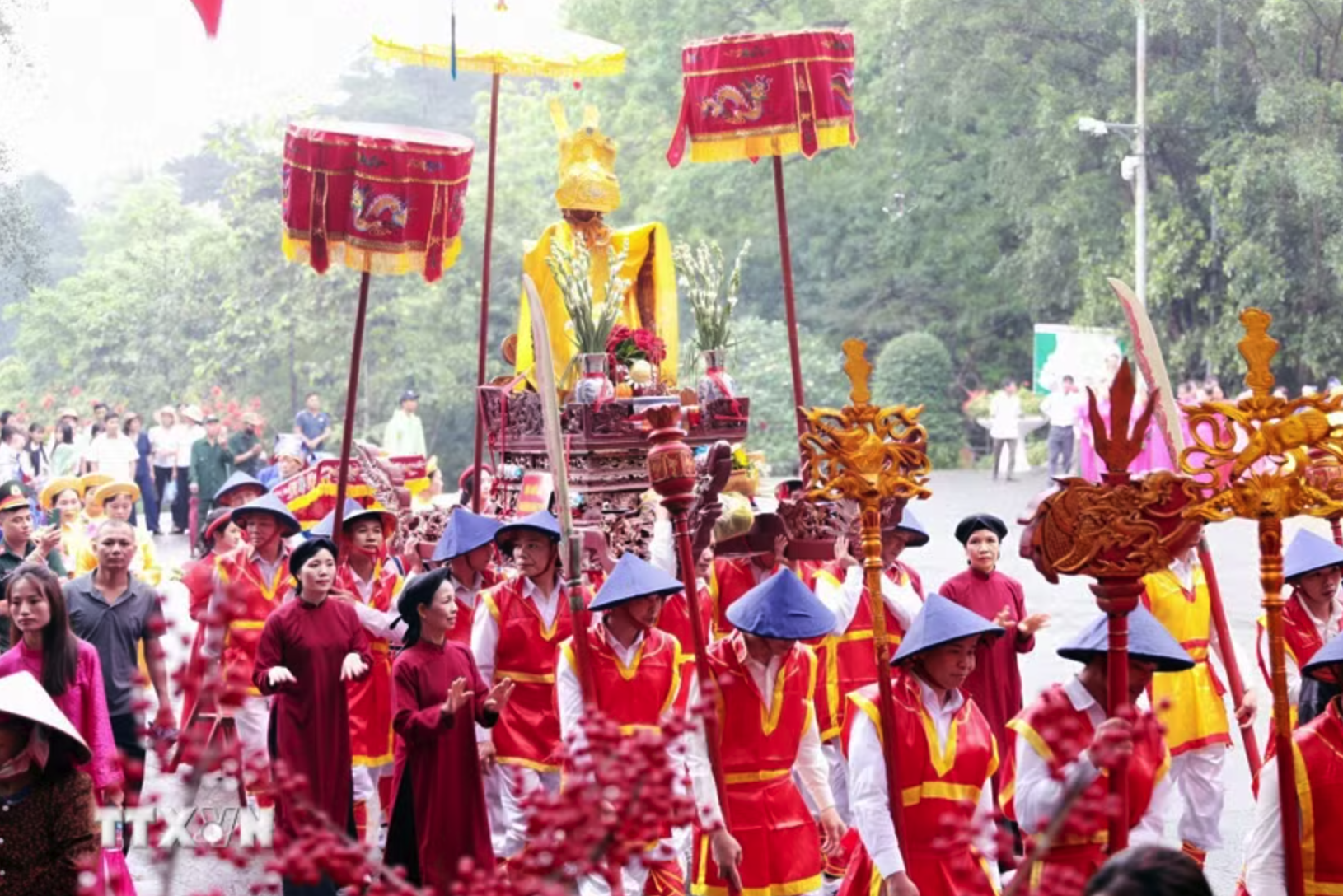 Lễ rước kiệu của các xã, phường về Khu di tích lịch sử Quốc gia đặc biệt Đền Hùng. (Ảnh: Tạ Toàn/TTXVN)