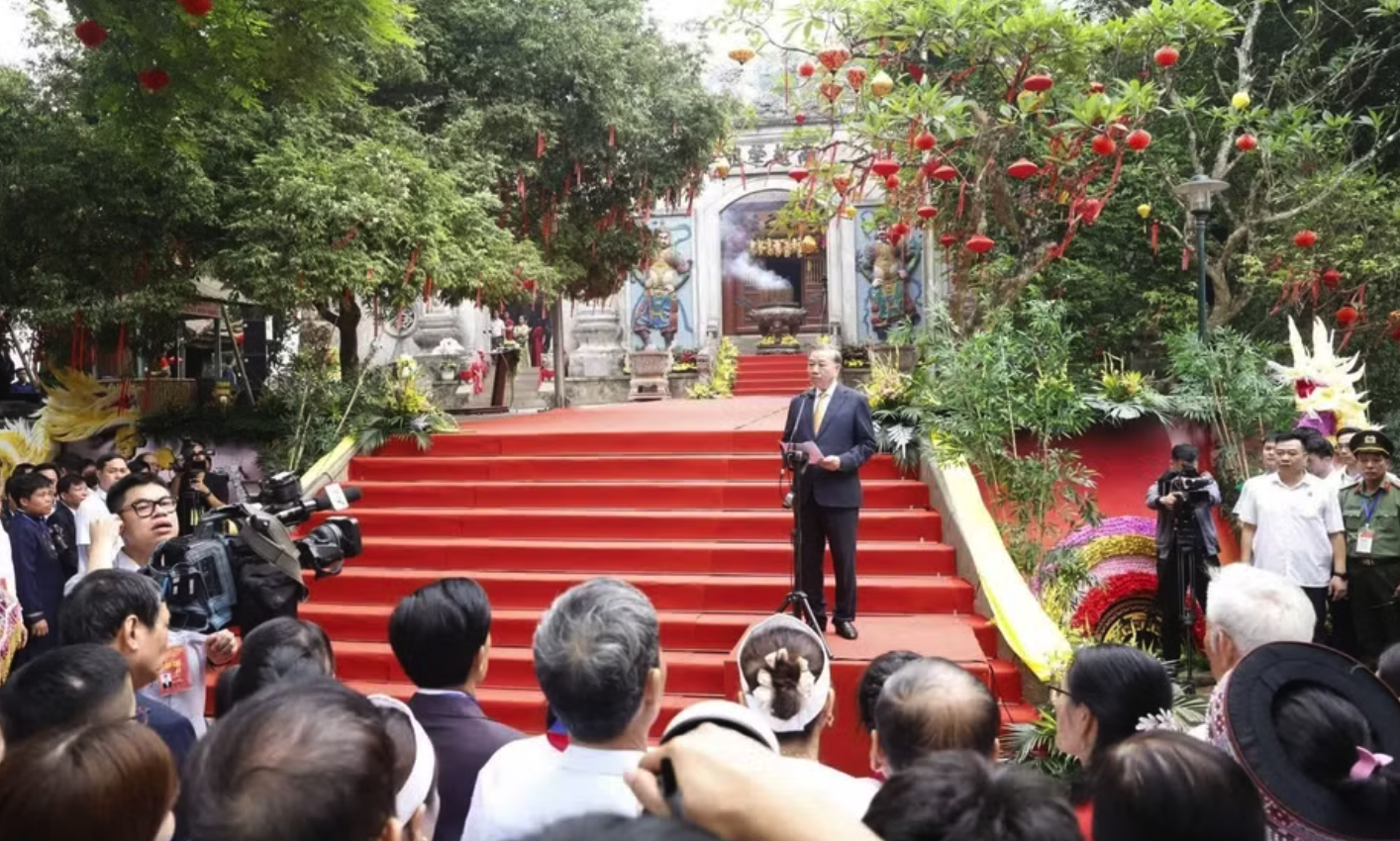 Tổng Bí thư, Chủ tịch nước Tô Lâm nói chuyện với các tầng lớp nhân dân tại Khu di tích lịch sử quốc gia đặc biệt Đền Hùng. (Ảnh: THỐNG NHẤT/ TTXVN)