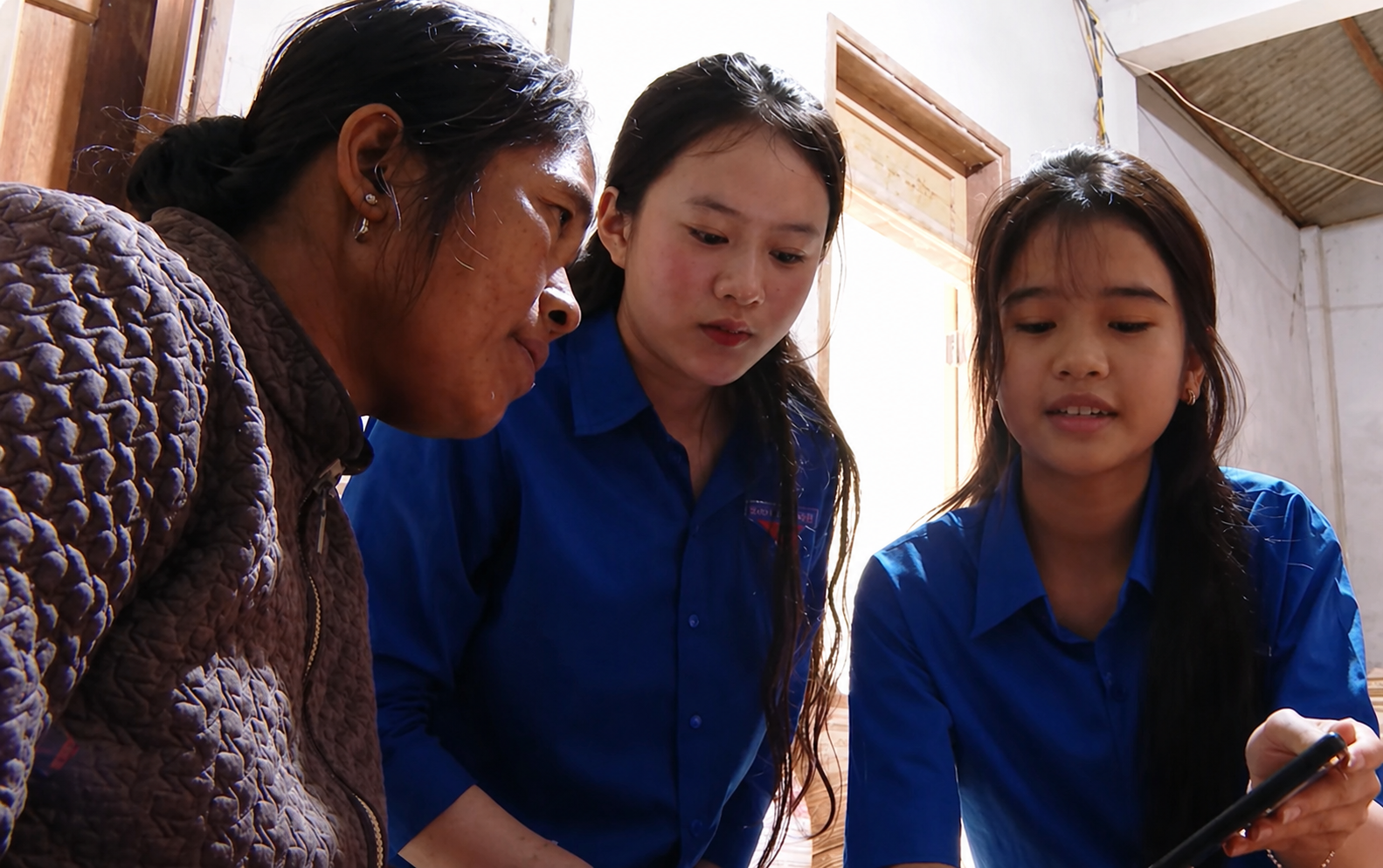 Đoàn viên thanh niên về bản trực tiếp hướng dẫn người dân đăng ký thủ tục hành chính trên điện thoại thông minh - Ảnh N.B