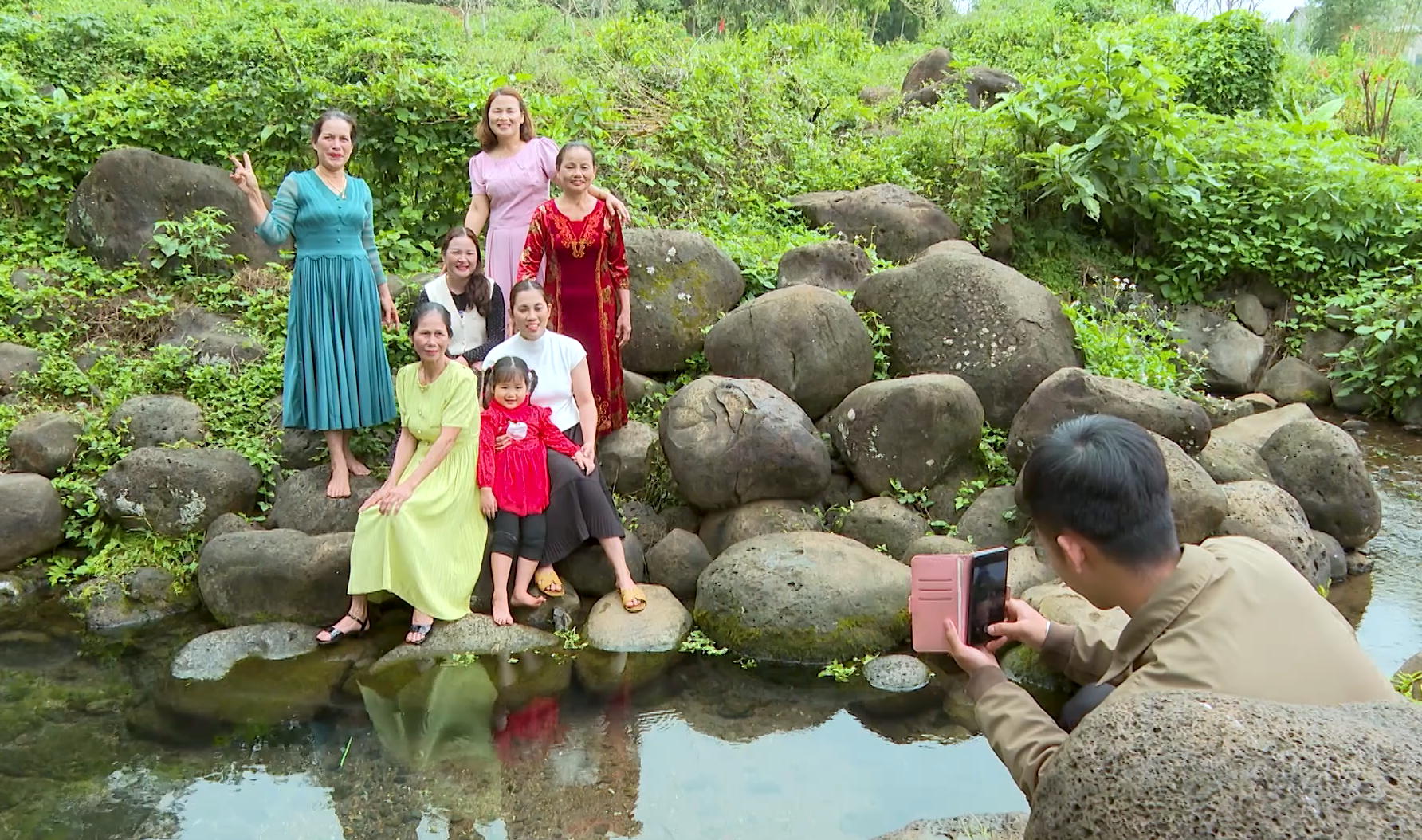 Du khách đến thăm giếng cổ Gio An -Ảnh: T.T