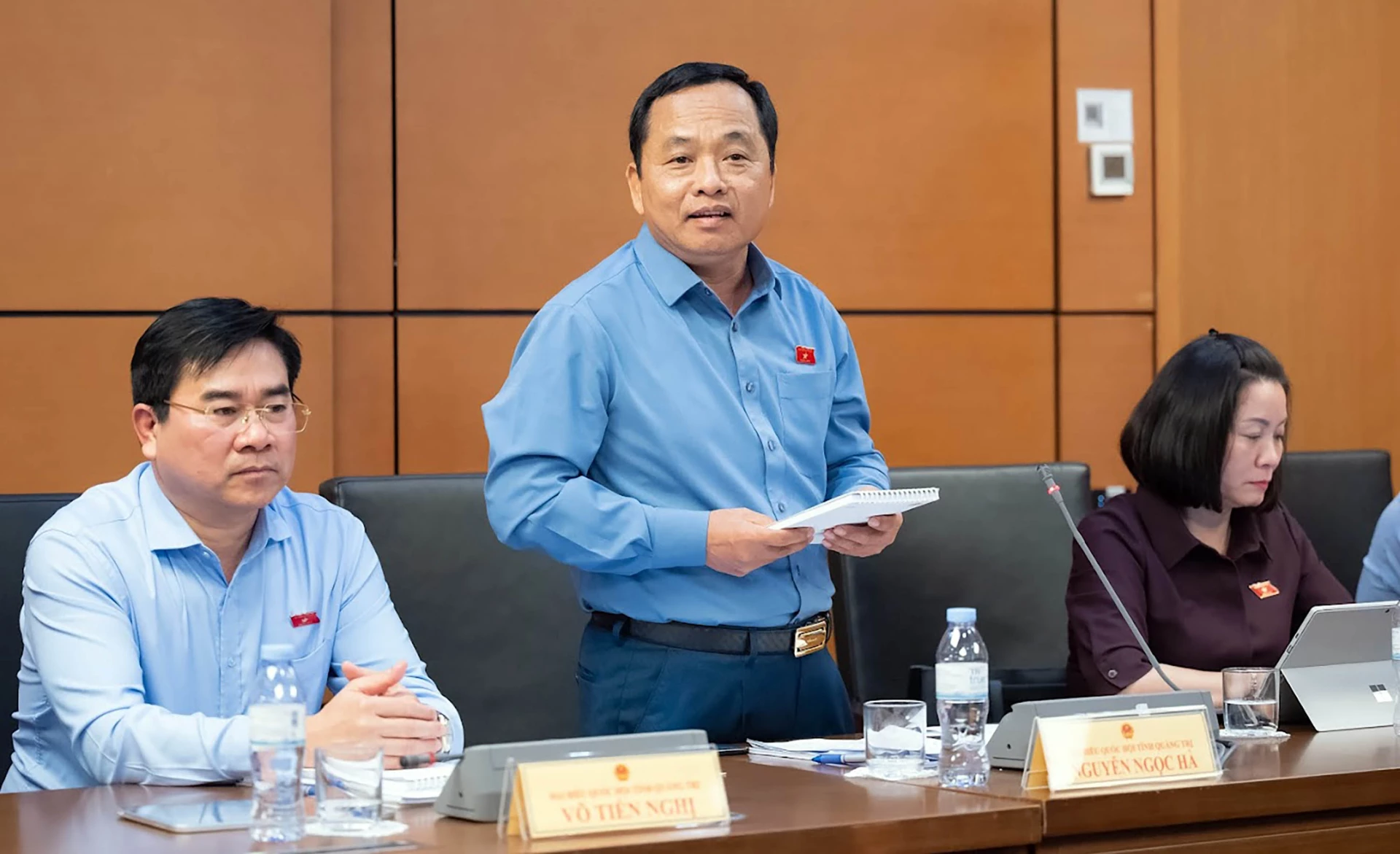 Thiếu tướng Nguyễn Ngọc Hà, Phó Tư lệnh Quân khu 4 thảo luận tại tổ - Ảnh: CTV