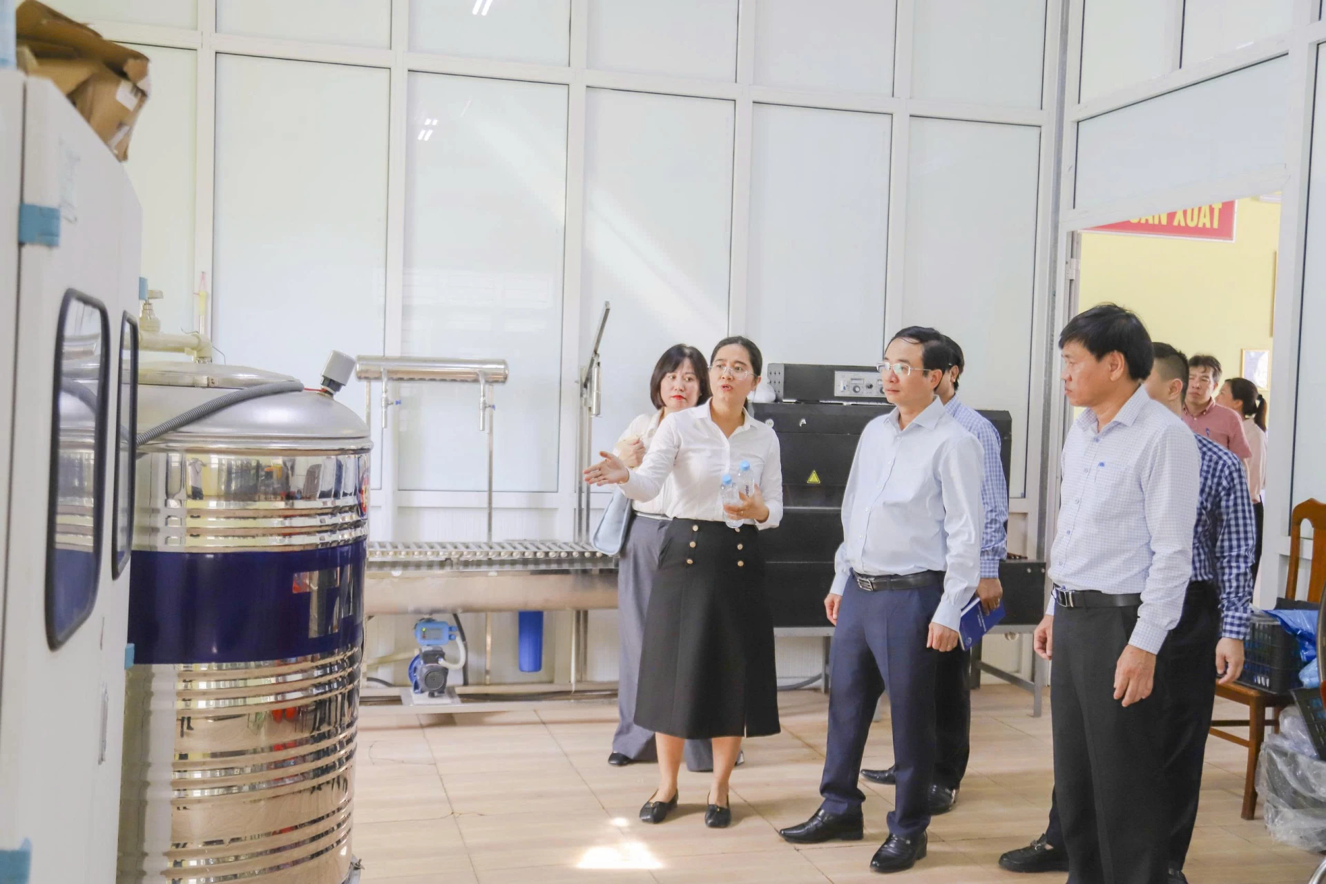 Đồng chí Giám đốc Sở Khoa học-Công nghệ Đặng Ngọc Tuấn kiểm tra thực tế hoạt động nghiên cứu khoa học công nghệ tại cơ sở.
Ảnh: T.Nghĩa