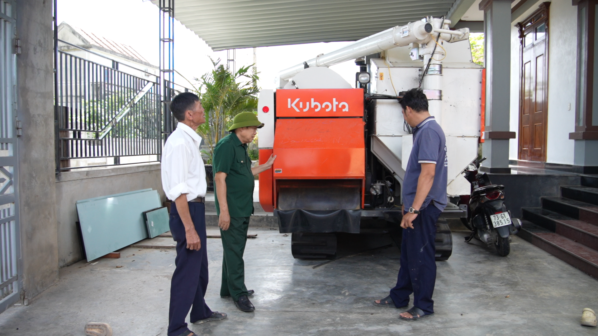 CCB Nguyễn Duy Viên (ở giữa) động viên các thành viên HTX ứng dụng máy móc vào sản xuất nông nghiệp - Ảnh: N.T