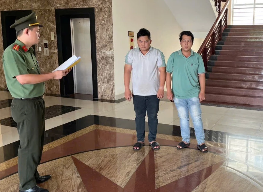 Cơ quan An ninh điều tra, Công an tỉnh tống đạt quyết định khởi tố vụ án, bị can đối với Nguyễn Hữu Chí và Trần Lâm Thanh Phong - Ảnh: T.T