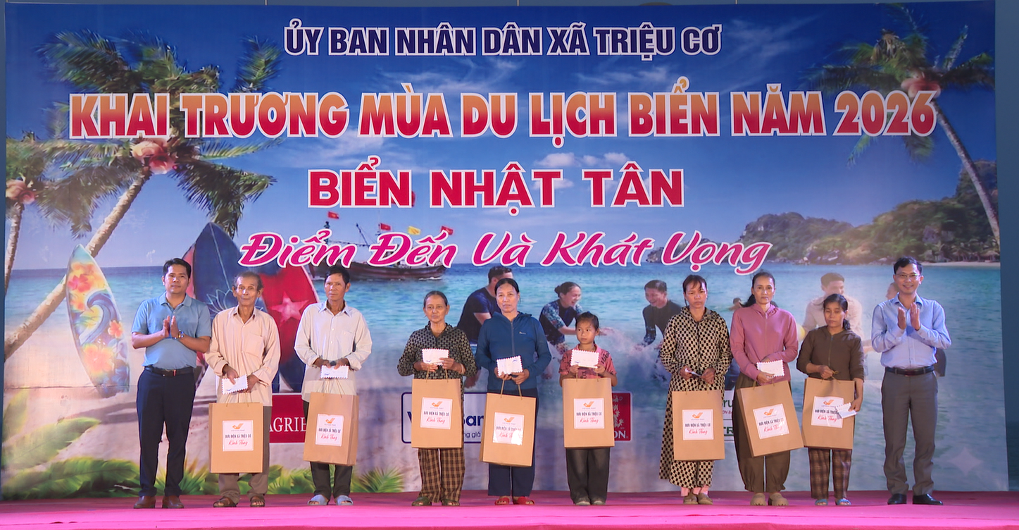 Tặng quà đến các gia đình chính sách, hộ nghèo có hoàn cảnh khó khăn trên địa bàn xã - Ảnh: B.C