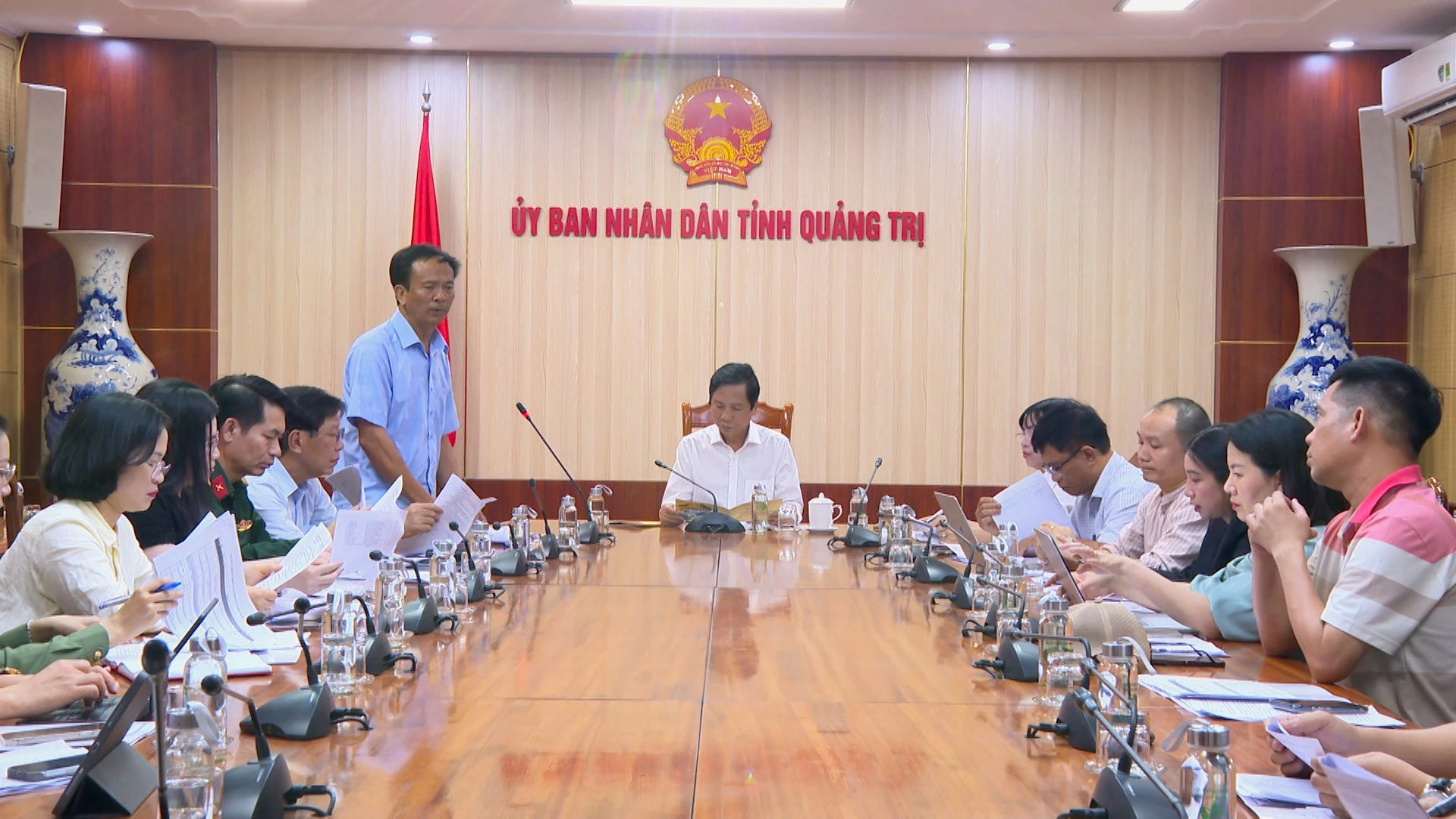 Lãnh đạo Sở Văn hóa, Thể thao và Du lịch trình bày các hoạt động sẽ triển khai tại Di tích Bến phà Gianh - Ảnh: T.L