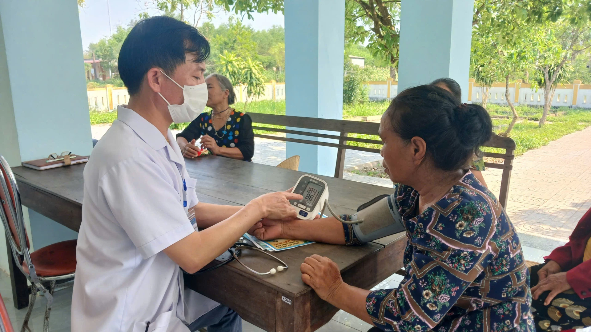 Cán bộ y tế xã Bến Quan khám, tư vấn sức khỏe miễn phí cho người dân - Ảnh: N.B