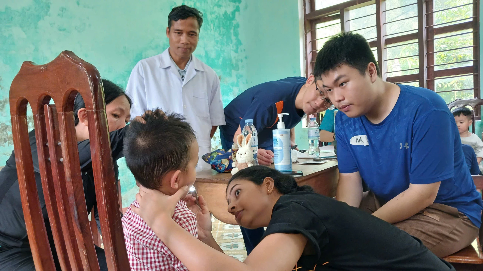 Trạm Y tế xã Ba Lòng phối hợp với các tổ chức phi chính phủ khám sức khỏe miễn phí cho trẻ em - Ảnh: N.B