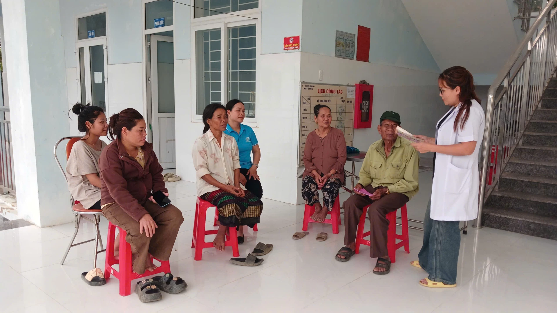 Xây dựng niềm tin của người dân, nền tảng nâng cao chất lượng chăm sóc sức khỏe - Ảnh: N.B