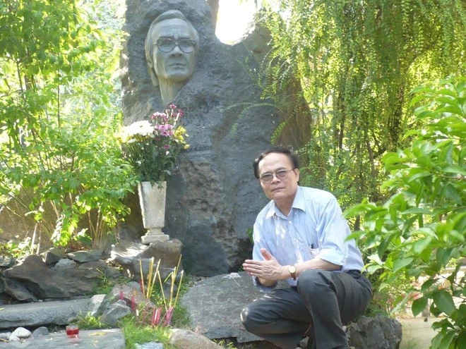 Nhà thơ Anh Ngọc viếng mộ nhạc sĩ năm 2010. (Ảnh: FBNV)
