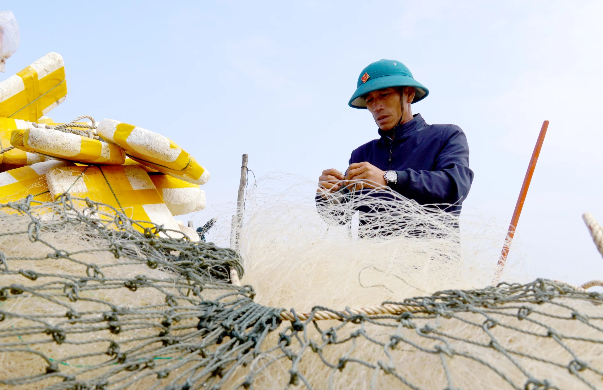 Nhiều ngư dân chật vật bám biển - Ảnh: C.H