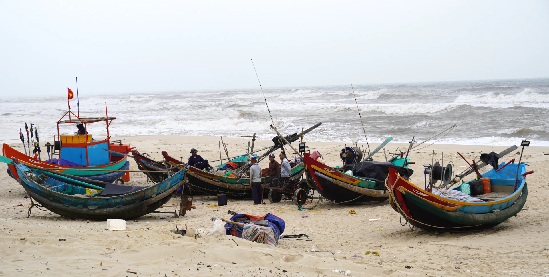  Chuyển đổi nghề cho ngư dân là một “bài toán” đầy thách thức và khó khăn - Ảnh: C.H