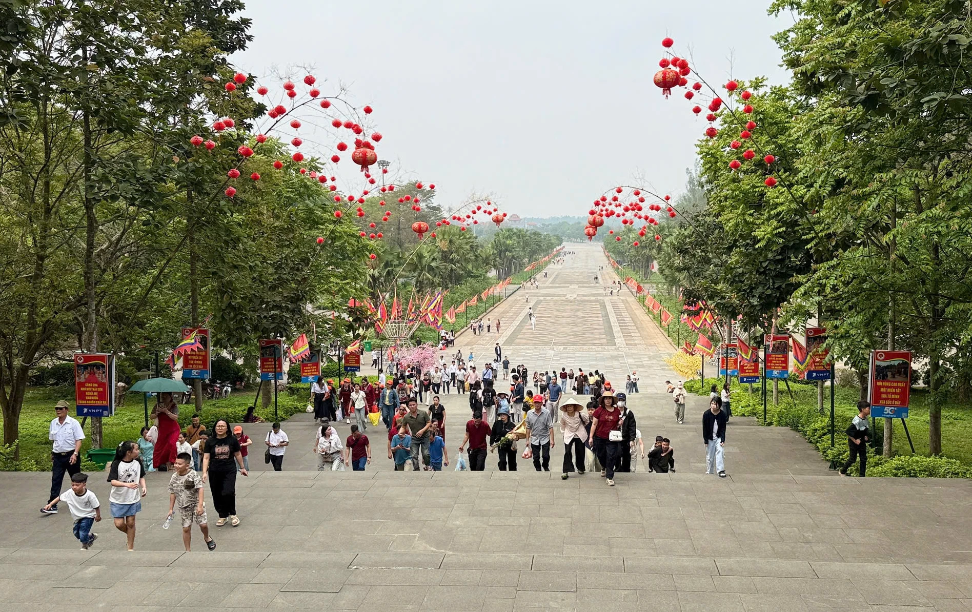 Mỗi dịp đầu năm, người dân khắp nơi lại đổ về thăm viếng Khu di tích lịch sử Đền Hùng - Ảnh: D.H